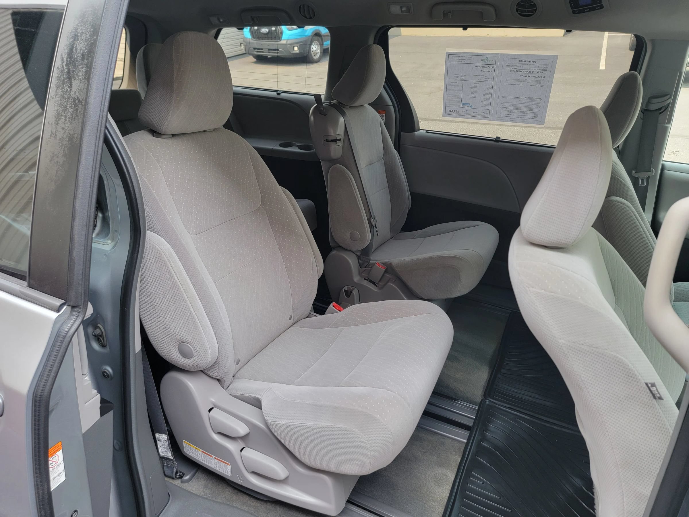 Used 2018 Toyota Sienna LE w/ Carpet Mat Package FWD image 15