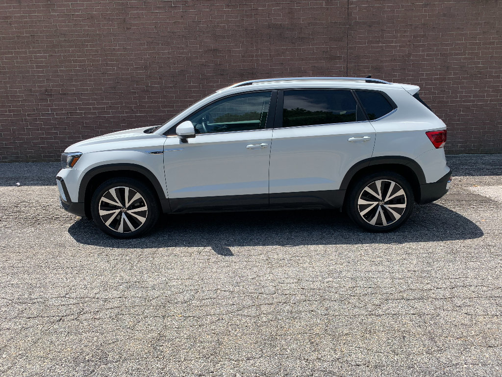 Used 2023 Volkswagen Taos SE w/ Panoramic Sunroof Package AWD/4WD image 2
