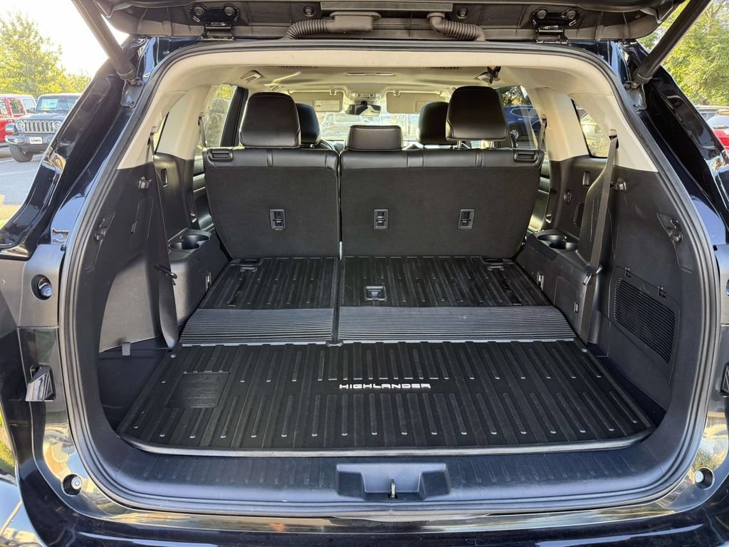 Used 2021 Toyota Highlander XLE AWD/4WD image 34