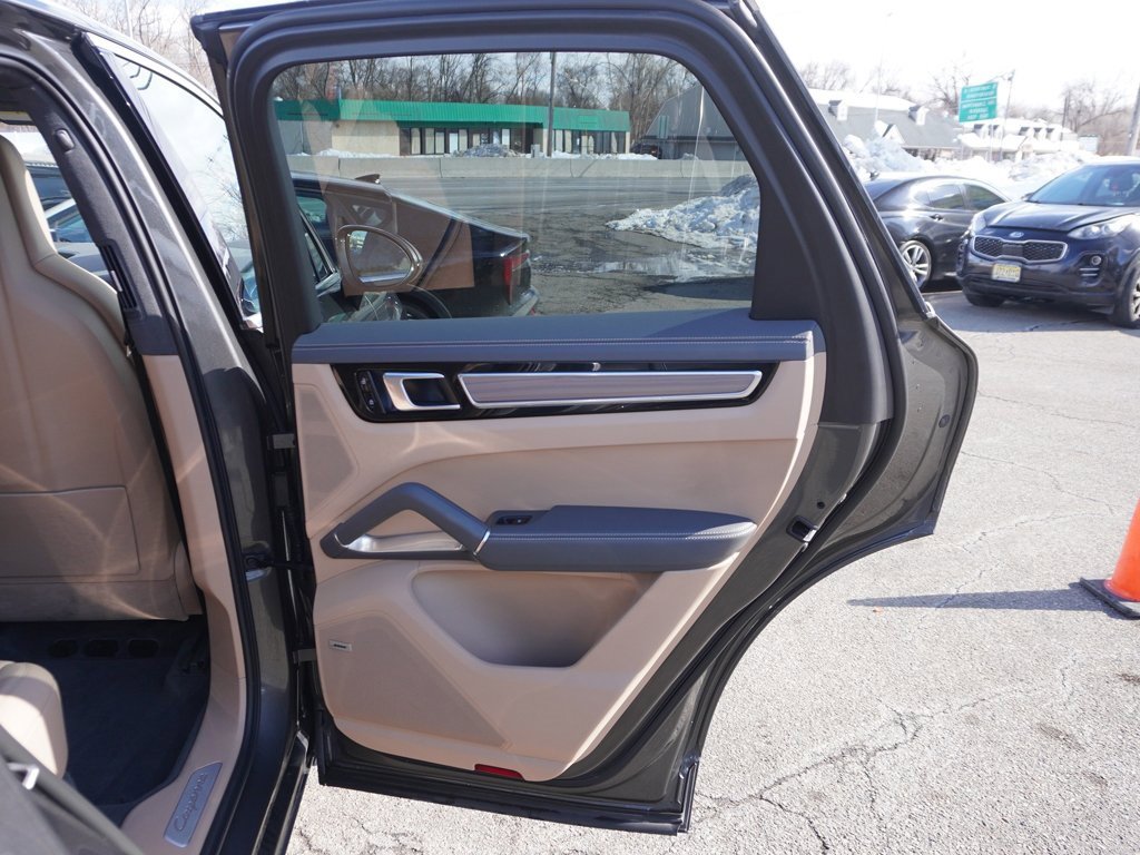 Used 2020 Porsche Cayenne Turbo image 30