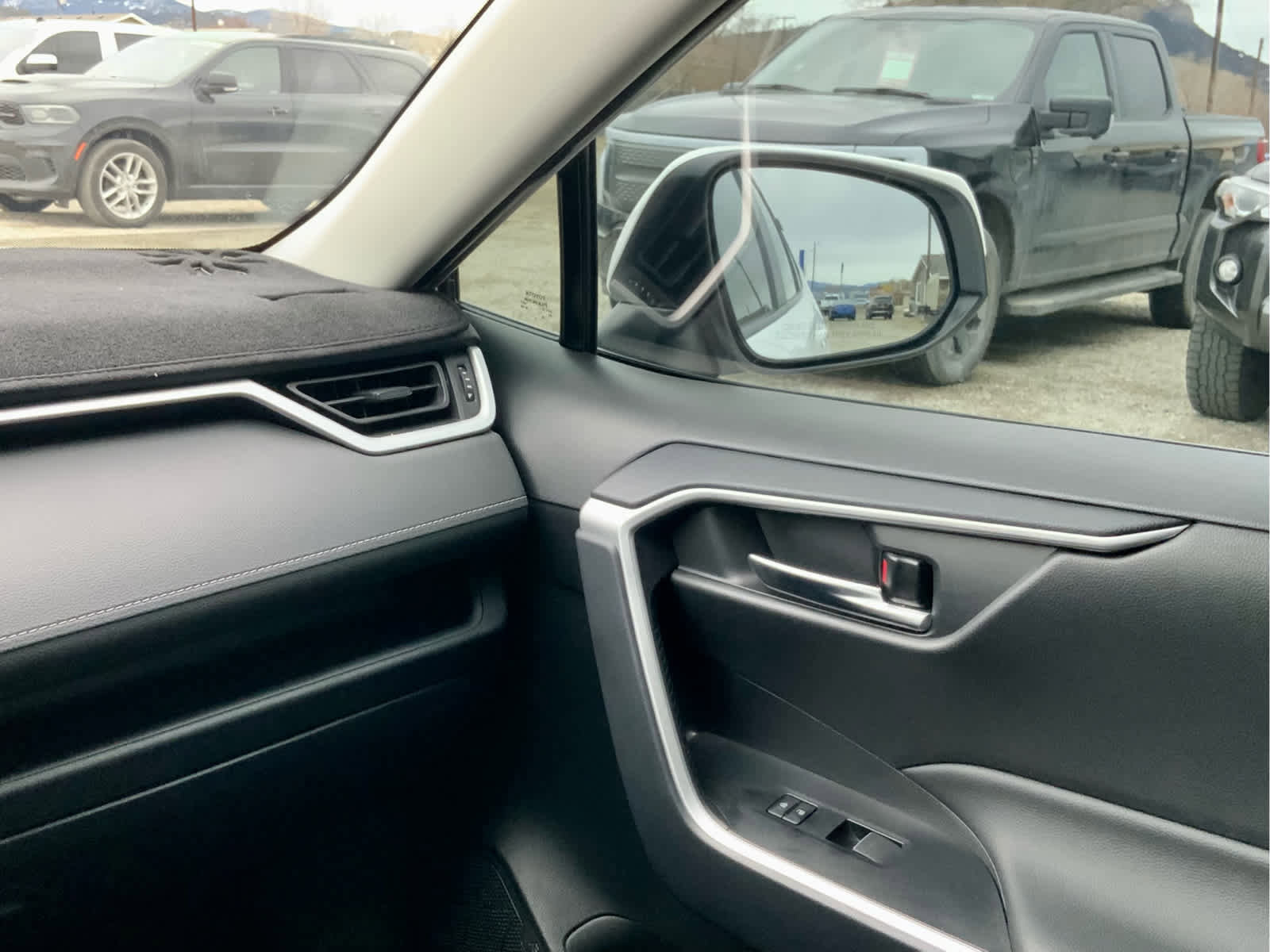 Used 2025 Toyota RAV4 XLE w/ Convenience Package image 36