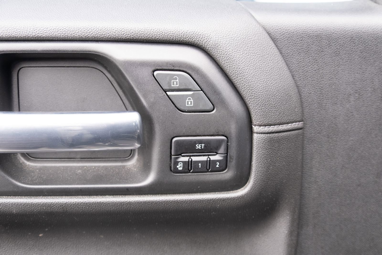 Used 2020 Chevrolet Silverado 1500 LTZ w/ LTZ Premium Package AWD/4WD image 15