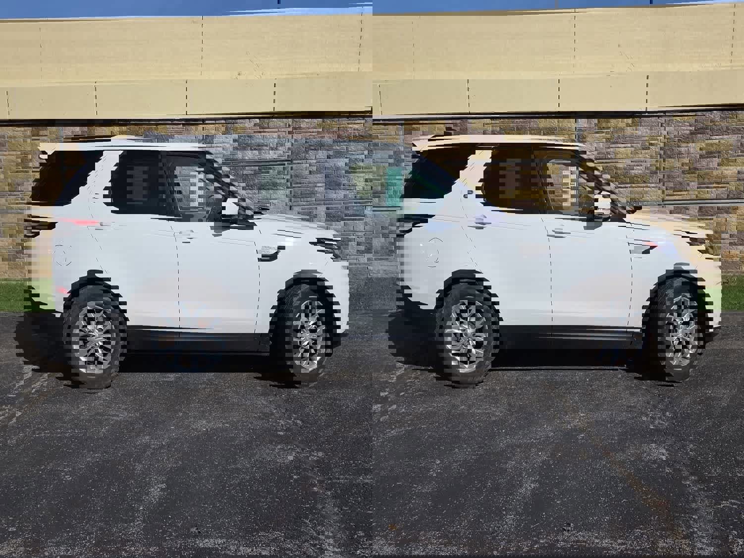 Used 2017 Land Rover Discovery SE image 2