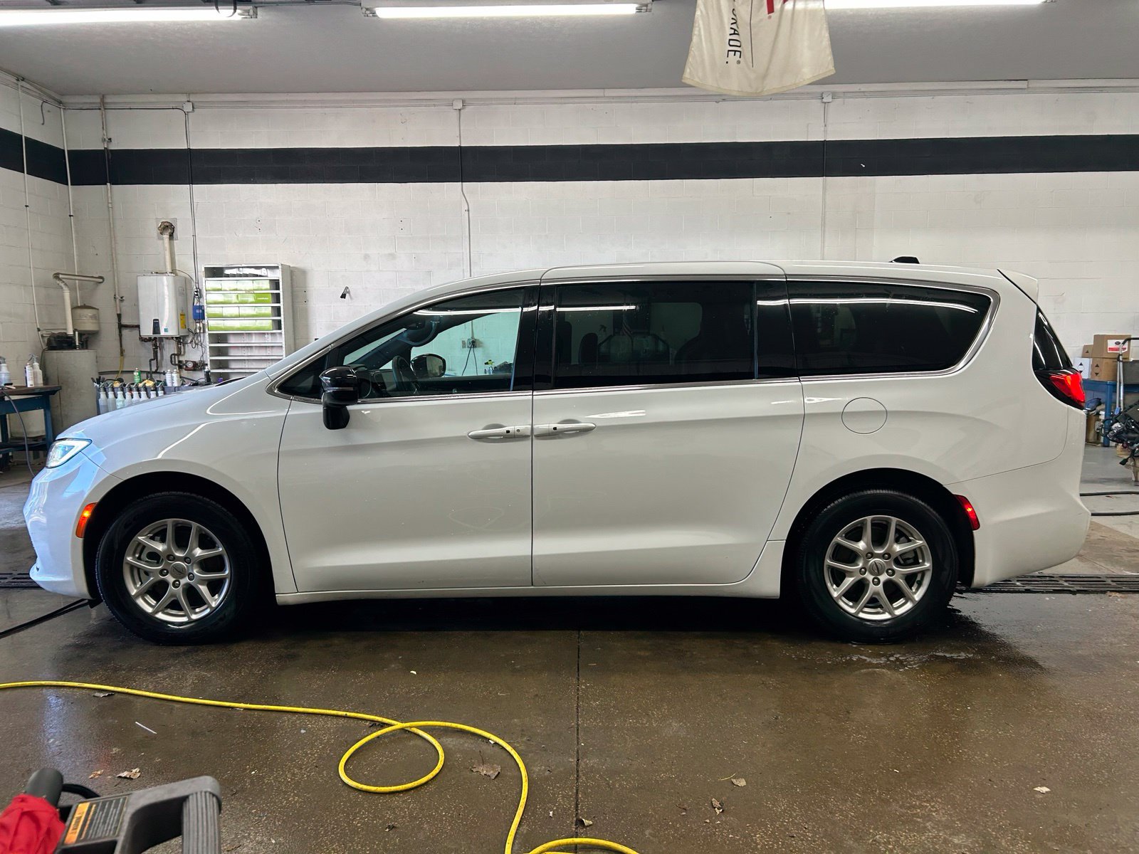 Used 2025 Chrysler Pacifica Select FWD image 2