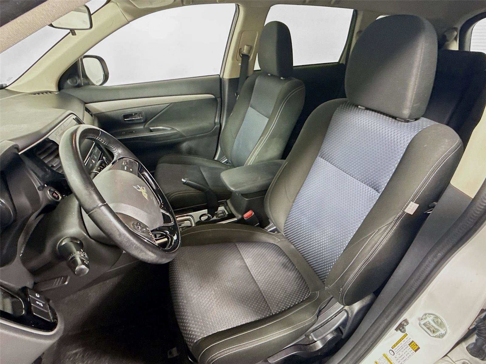 Used 2018 Mitsubishi Outlander SE image 2
