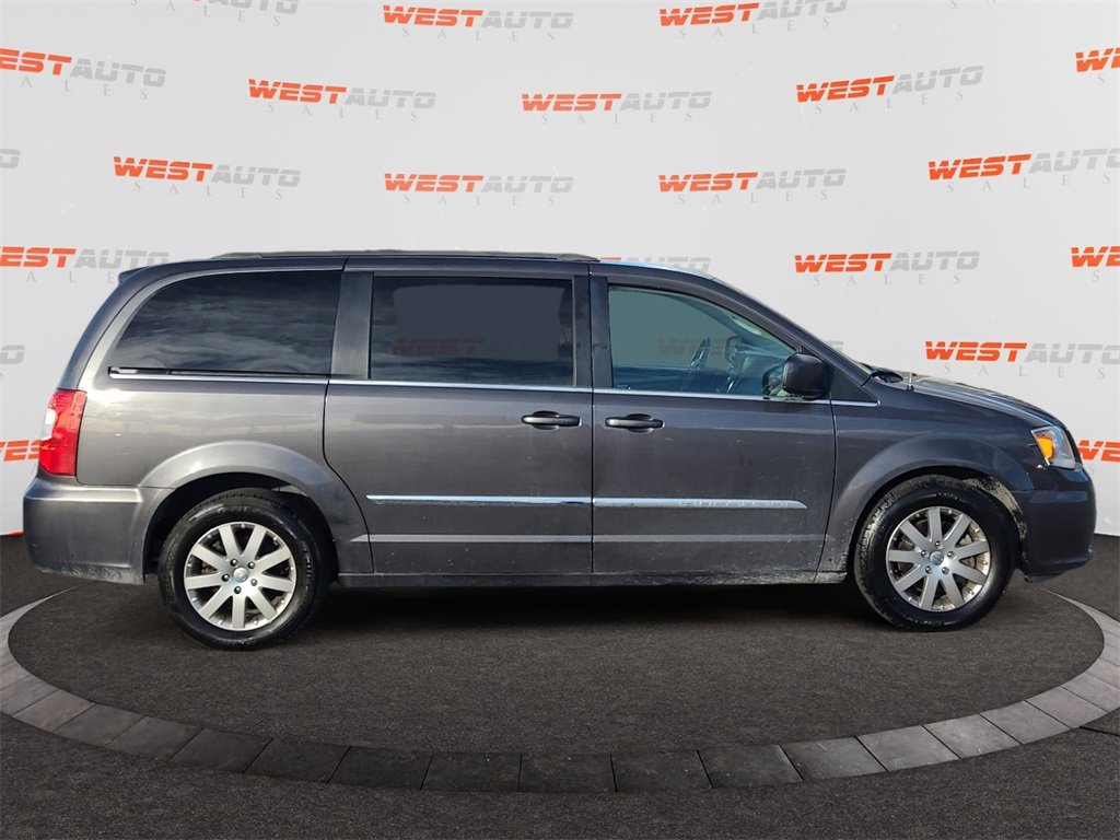 Used 2015 Chrysler Town & Country Touring image 6
