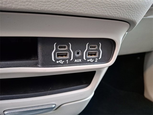 Used 2023 Chrysler Pacifica Touring-L image 24