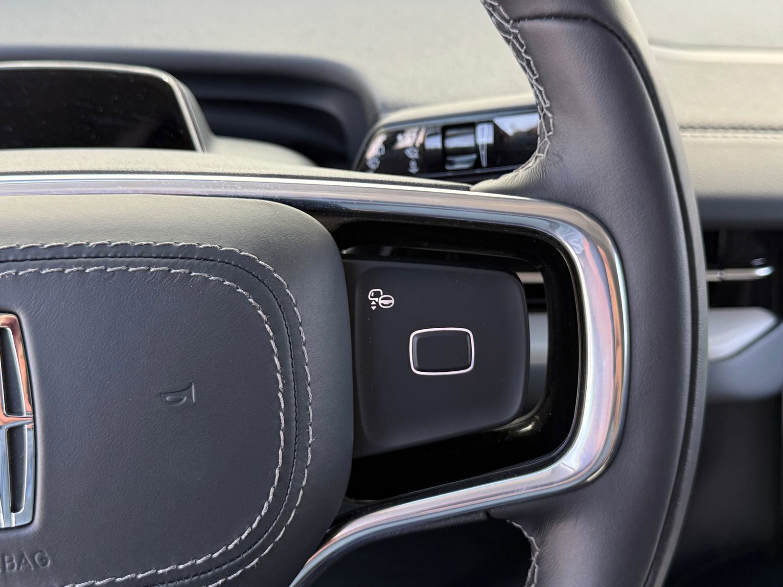 New 2026 Lincoln Navigator Premiere image 30