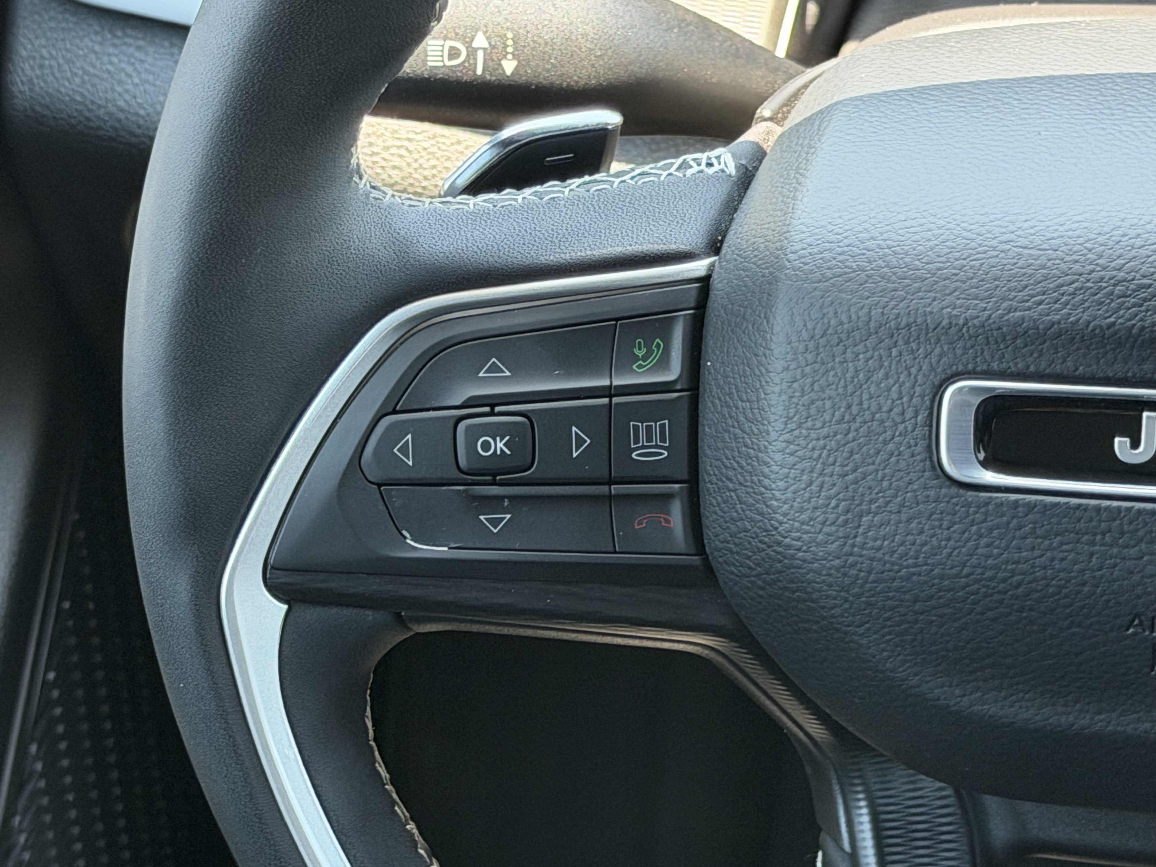 Used 2025 Jeep Grand Cherokee Altitude RWD image 18