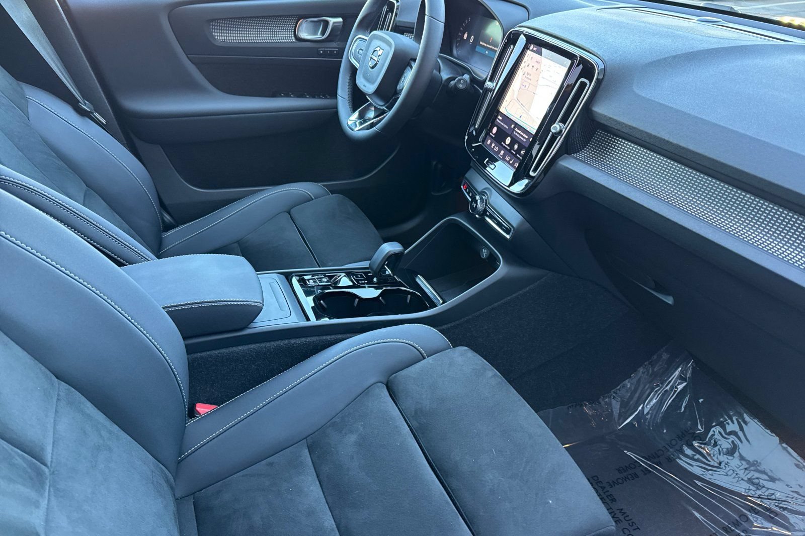 Used 2023 Volvo XC40 B5 Plus w/ Protection Package Premier AWD/4WD image 17