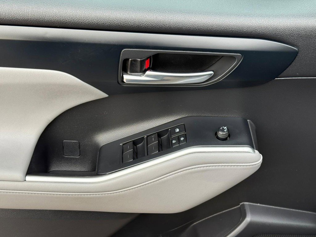 Used 2022 Toyota Highlander XLE image 19