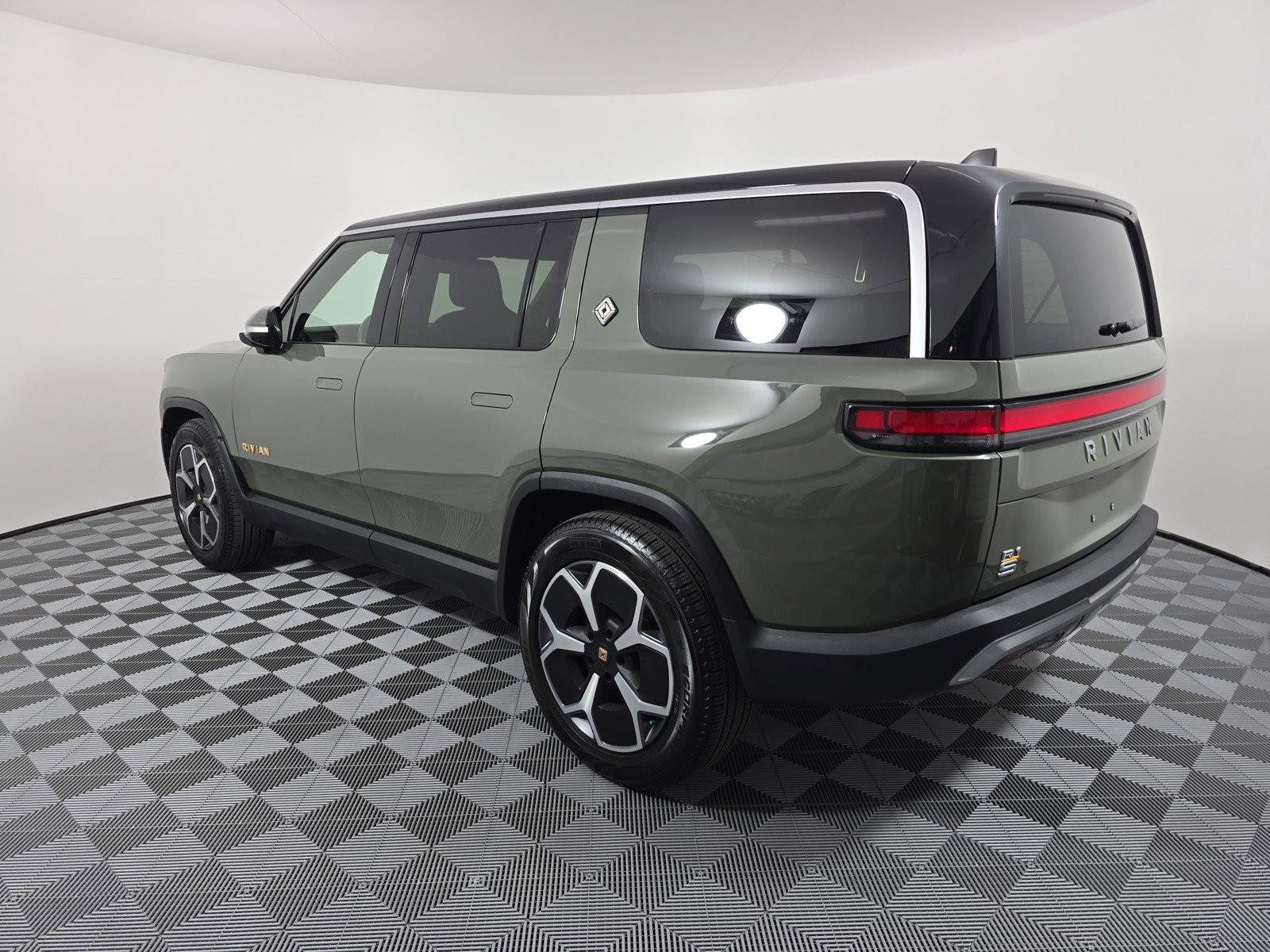 Used 2024 Rivian R1S Launch Edition AWD/4WD image 3