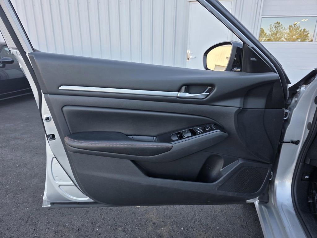 Used 2024 Nissan Altima 2.5 SR image 11
