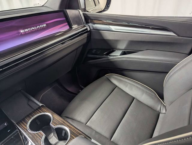 Used 2026 Cadillac Escalade Luxury image 8