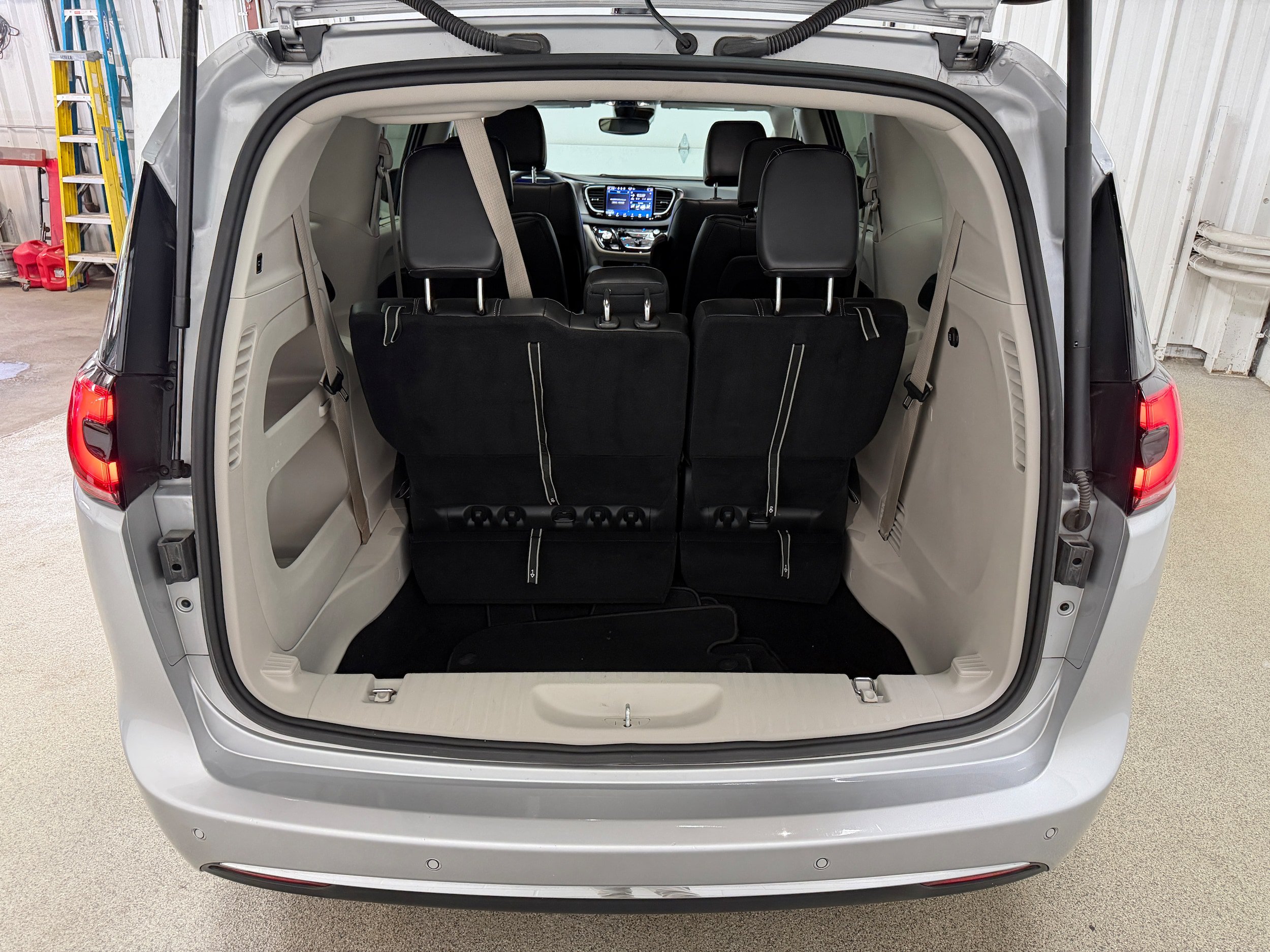 Used 2024 Chrysler Pacifica Touring-L FWD image 29