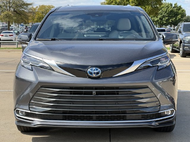 Used 2025 Toyota Sienna Platinum FWD image 8