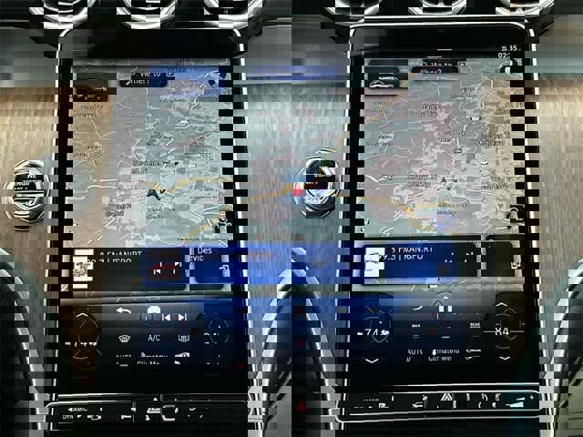 Used 2025 Mercedes-Benz GLC 300 4MATIC image 12