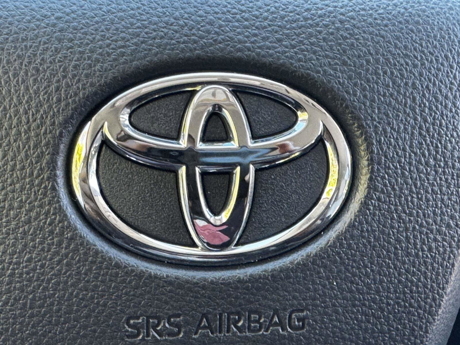 Used 2025 Toyota Sienna LE FWD image 32