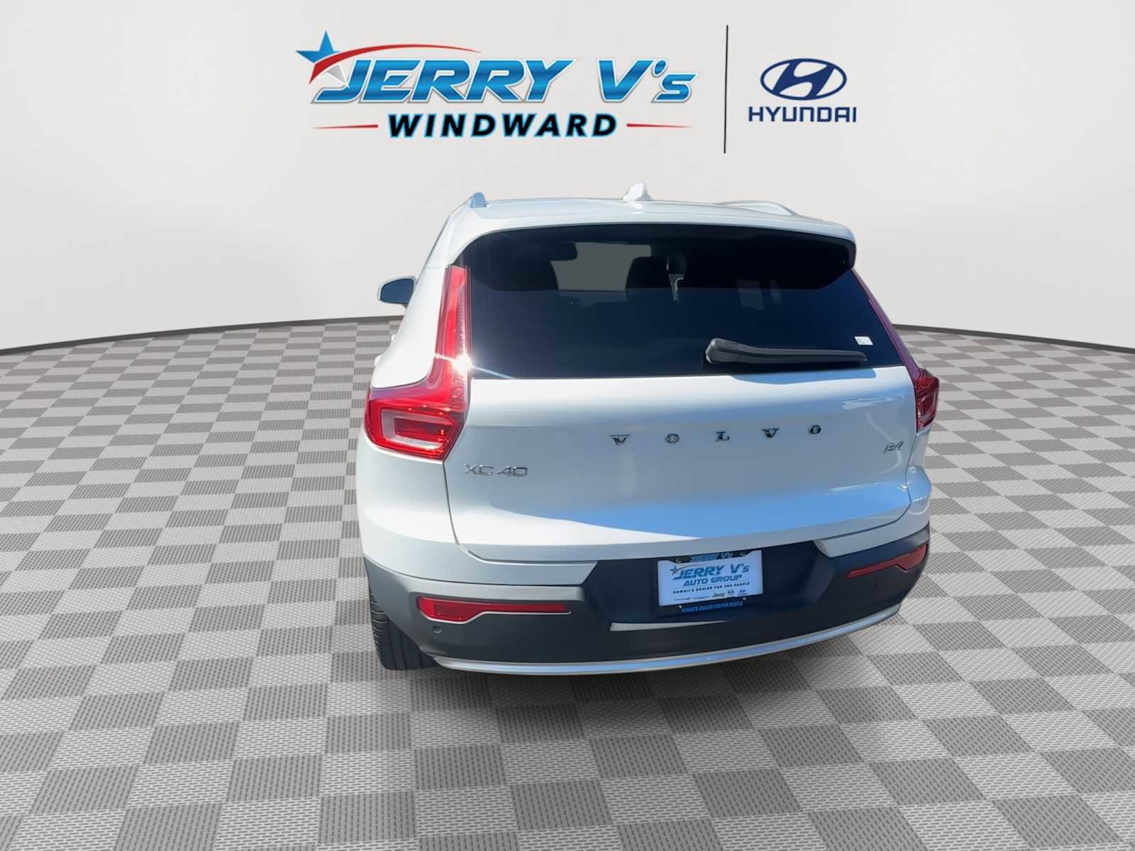 Used 2023 Volvo XC40 B4 Plus w/ Driver Assist Package image 6