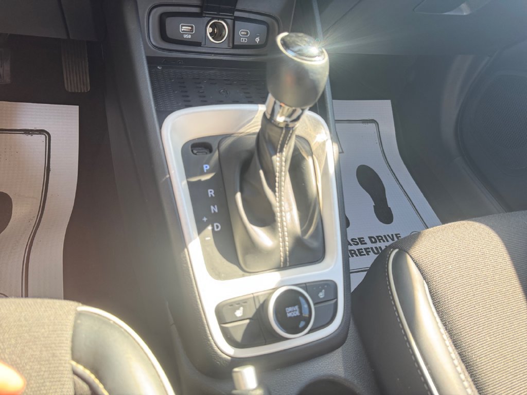 Used 2025 Hyundai Venue Limited FWD image 24