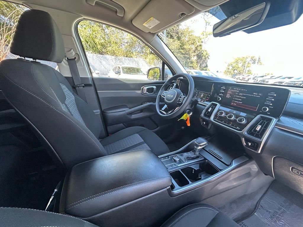 Used 2023 Kia Sorento LX image 27