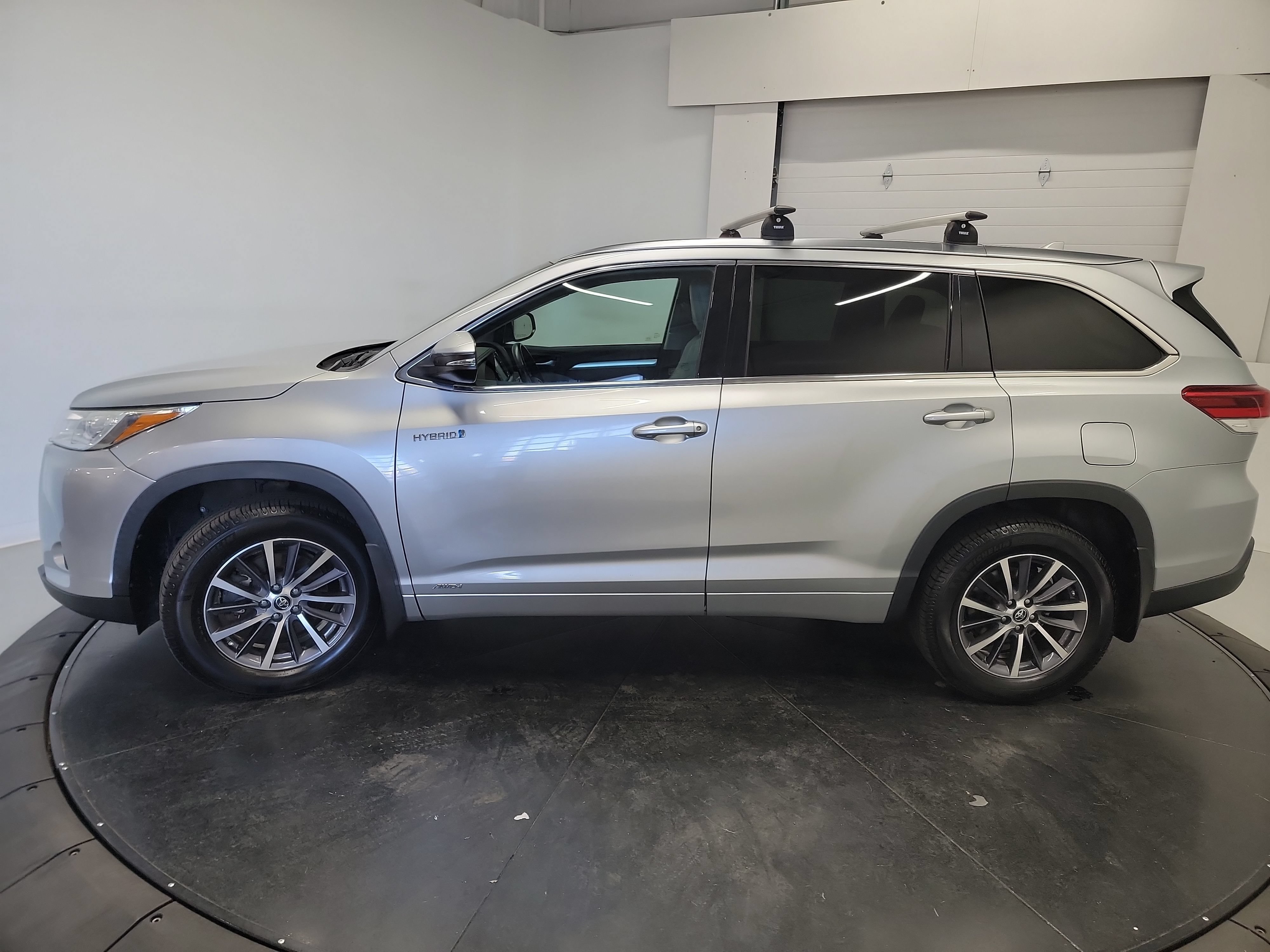 Used 2017 Toyota Highlander XLE w/ Carpet Mat Package AWD/4WD image 4