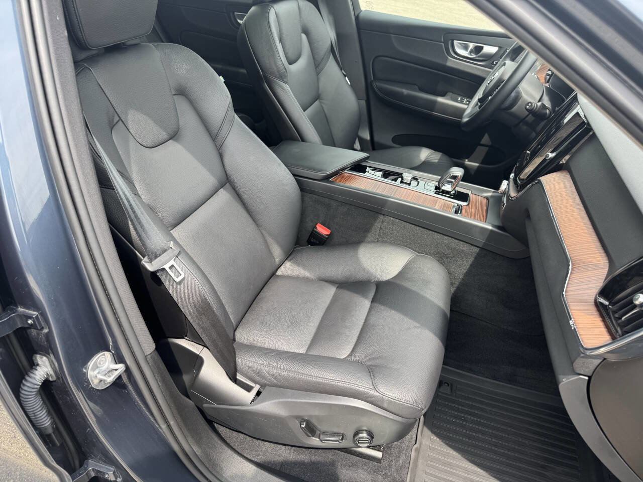 Used 2024 Volvo XC60 B5 Plus image 18