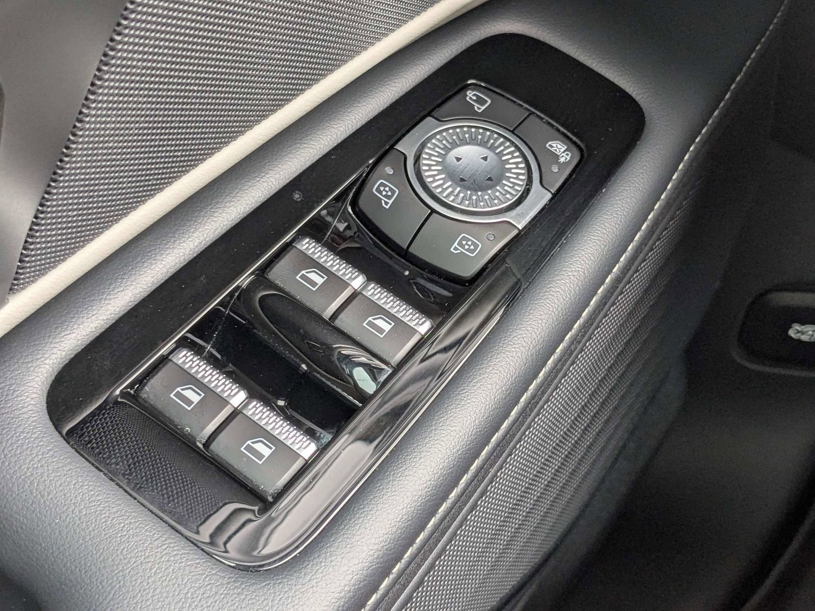 Used 2025 Lincoln Nautilus Premier AWD/4WD image 26