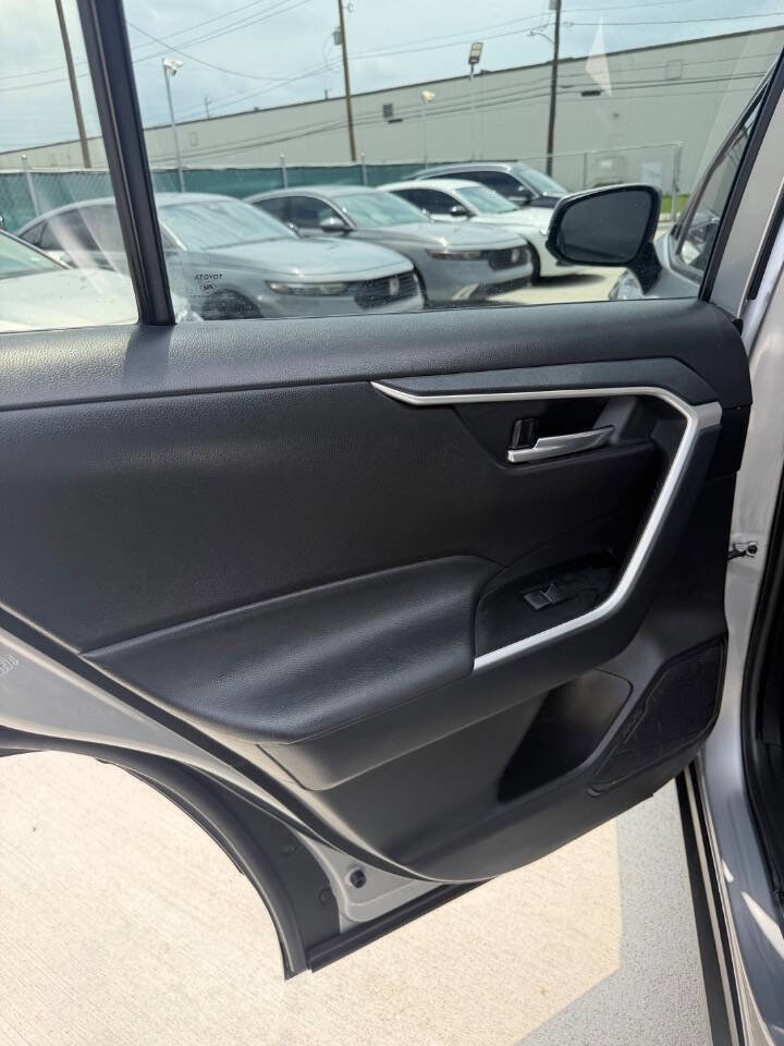 Used 2025 Toyota RAV4 XLE AWD/4WD image 21