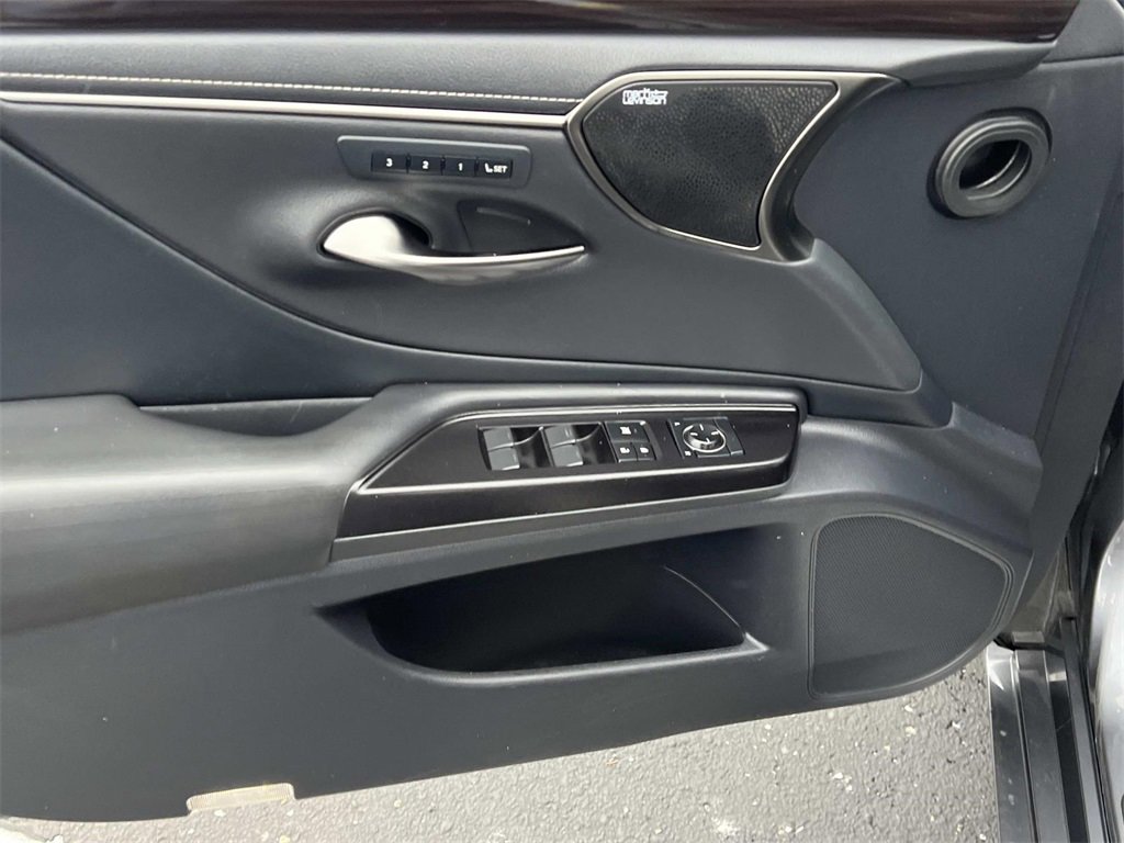 Used 2019 Lexus ES 300h w/ Luxury Package image 13