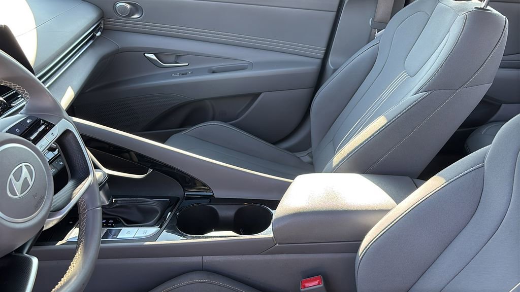 Used 2025 Hyundai Elantra SEL image 24