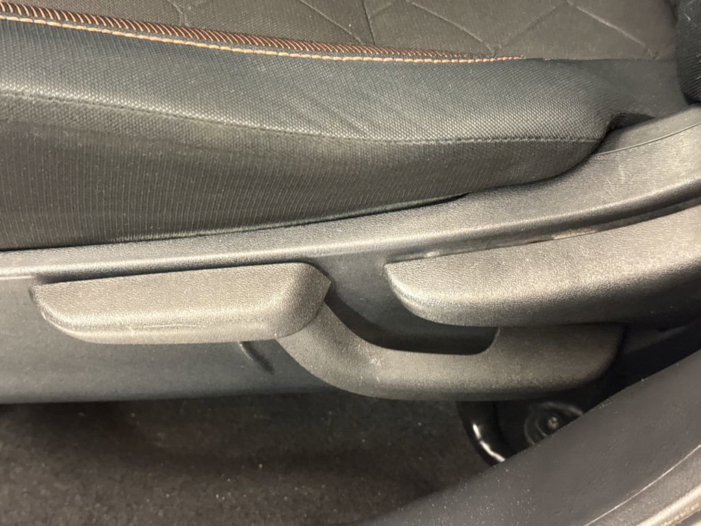 Used 2018 Nissan Kicks SR image 20