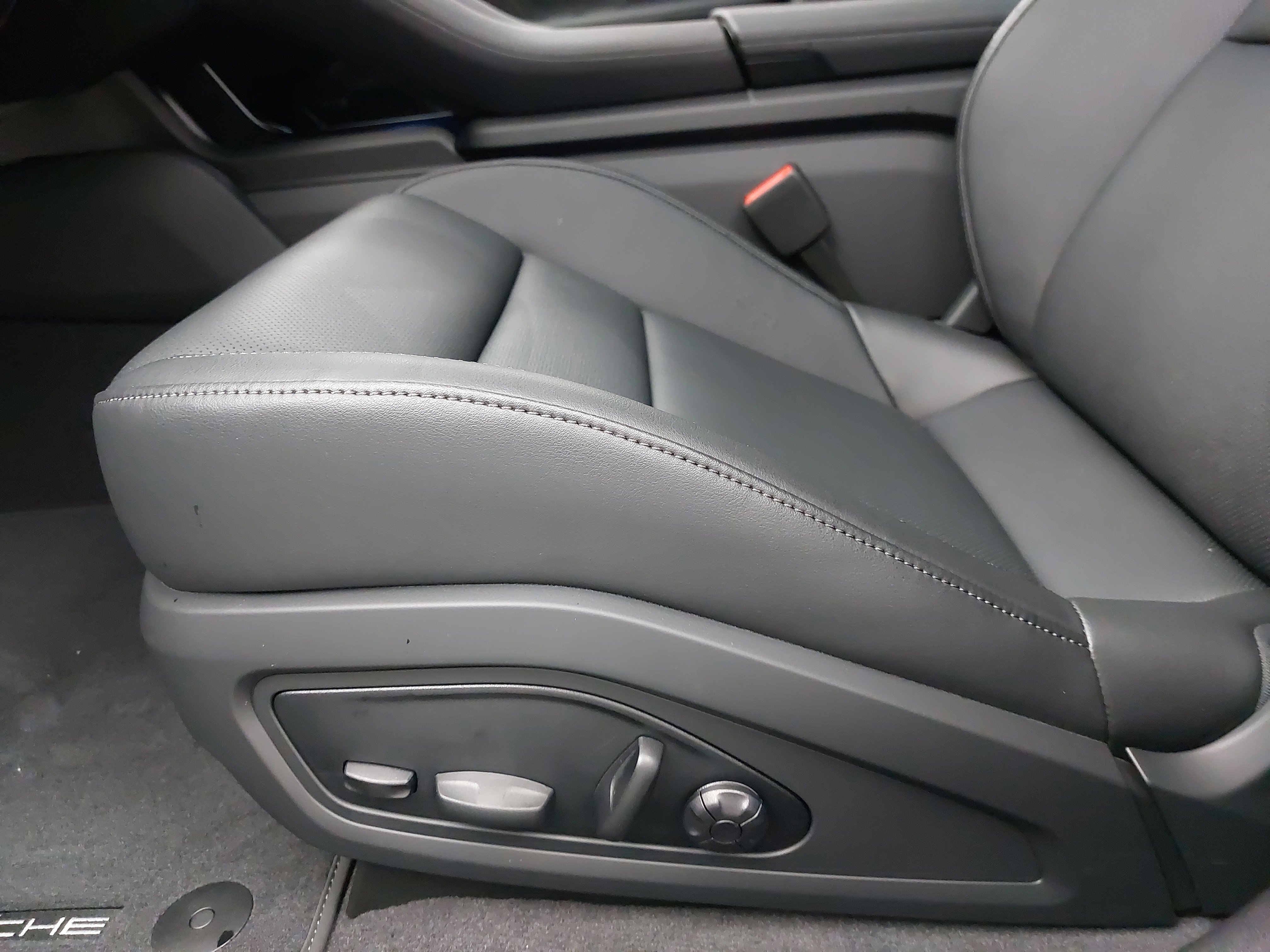 New 2025 Porsche Taycan image 31