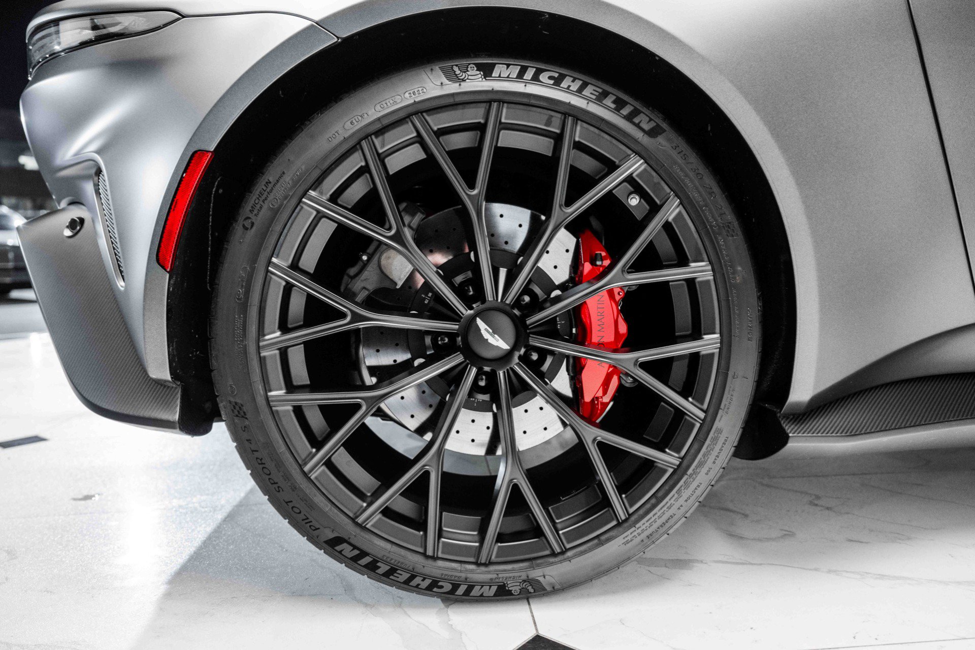 Used 2023 Aston Martin V12 Vantage Roadster image 40