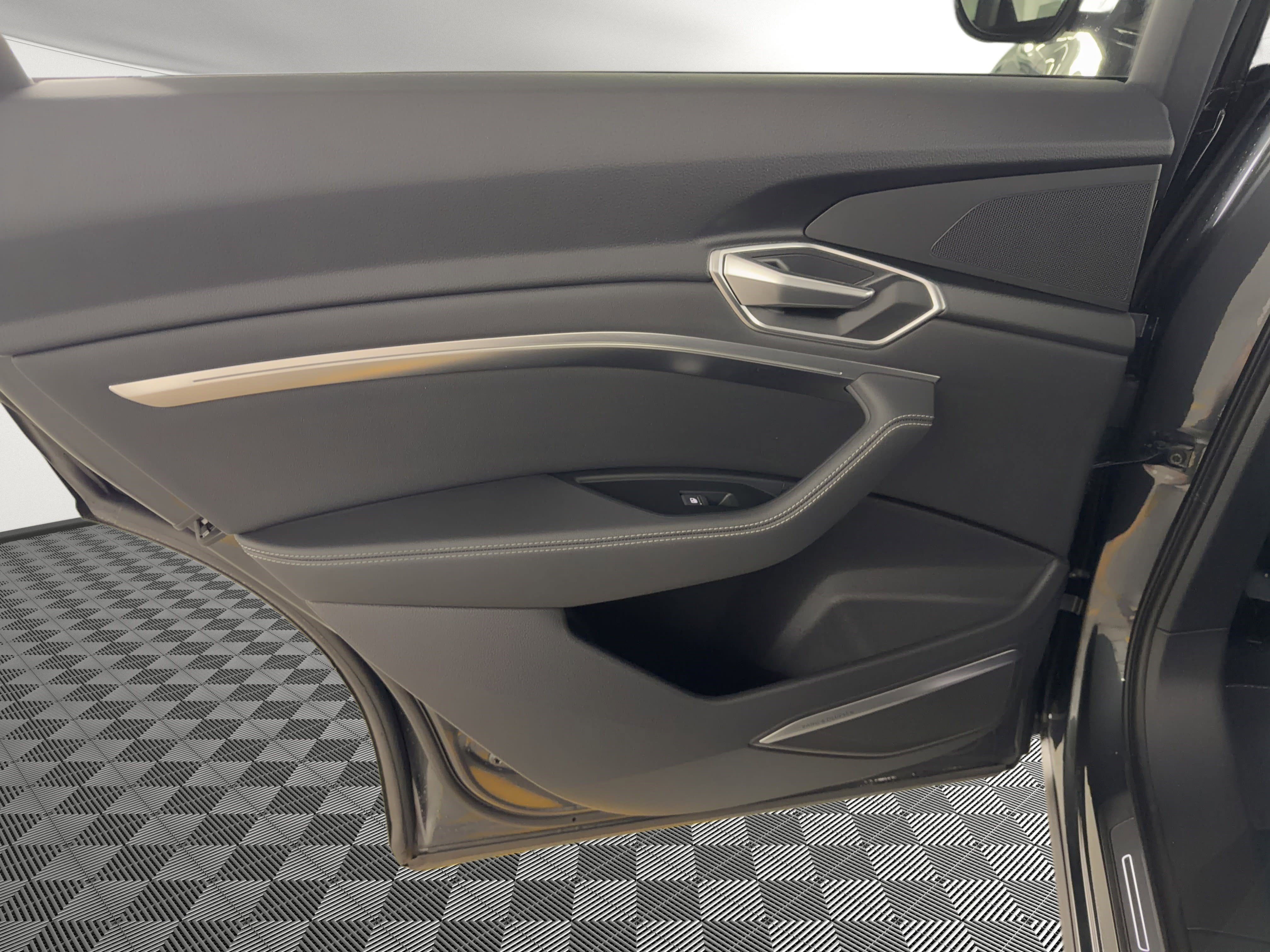 Used 2023 Audi e-tron Premium Plus w/ Premium Plus Package image 17