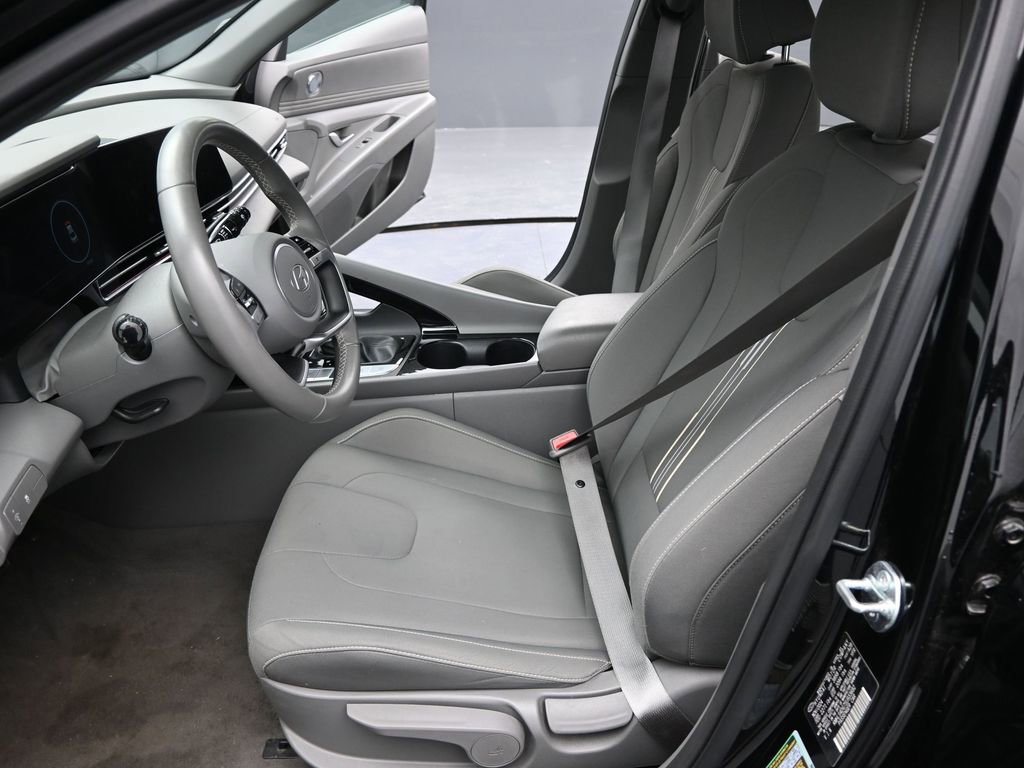Used 2025 Hyundai Elantra SEL image 15