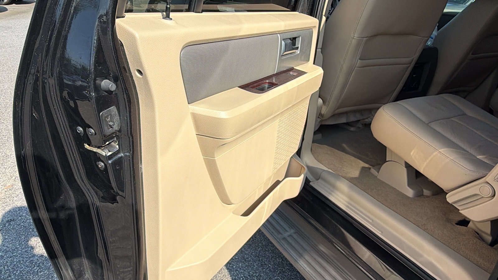 Used 2014 Ford Expedition EL XLT w/ Equipment Group 202A AWD/4WD image 23