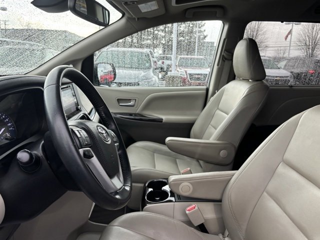 Used 2020 Toyota Sienna XLE w/ XLE Navigation Package image 12