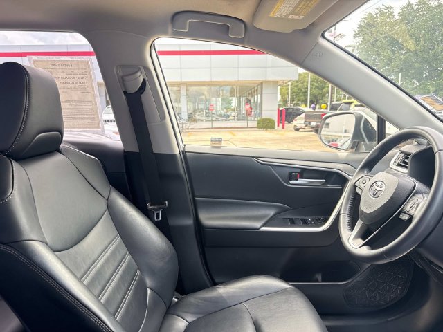 Used 2020 Toyota RAV4 XLE Premium FWD image 14