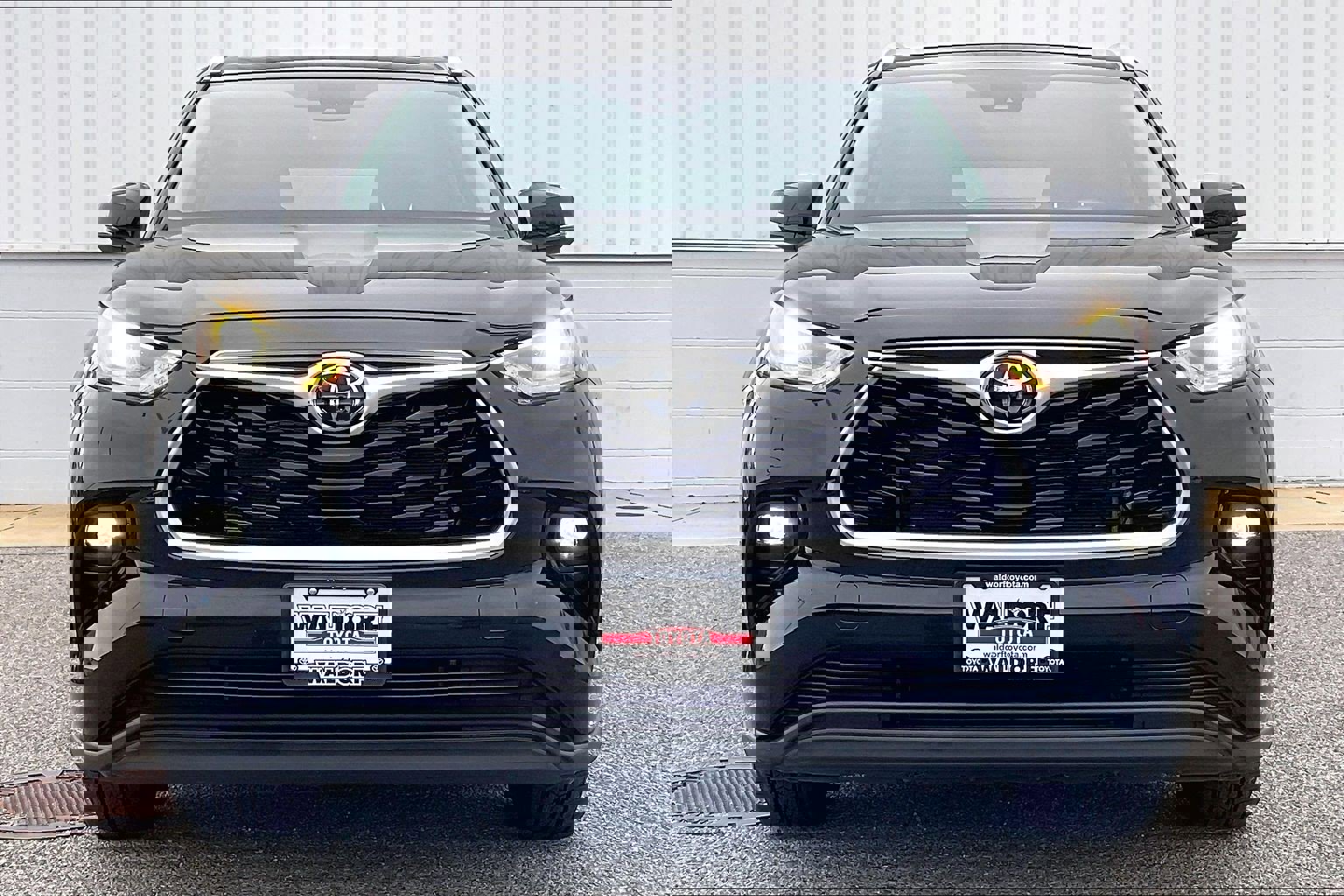 Used 2023 Toyota Highlander XLE image 3