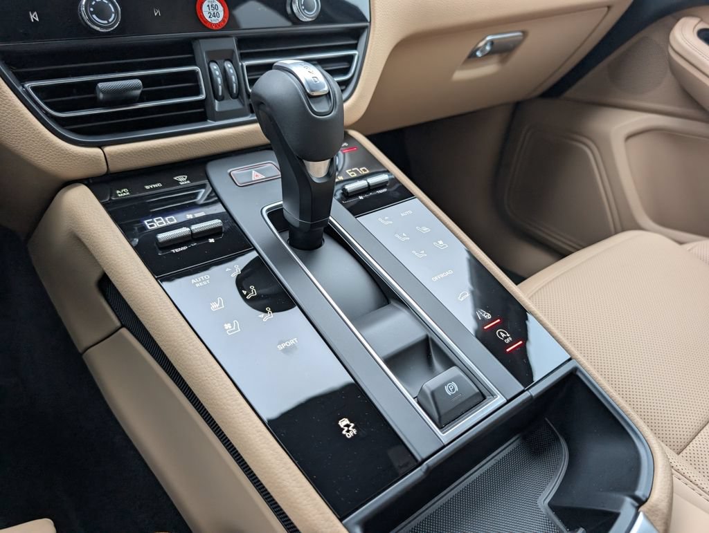 Certified 2025 Porsche Macan AWD/4WD image 16
