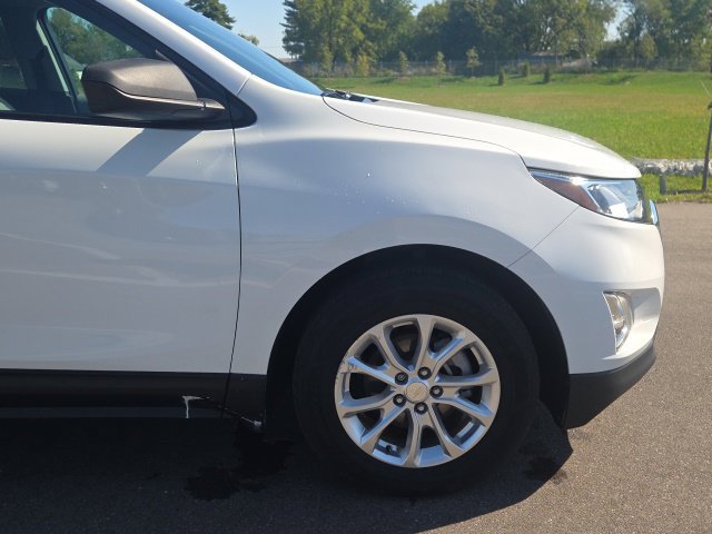 Used 2021 Chevrolet Equinox LS w/ LS Convenience Package FWD image 4