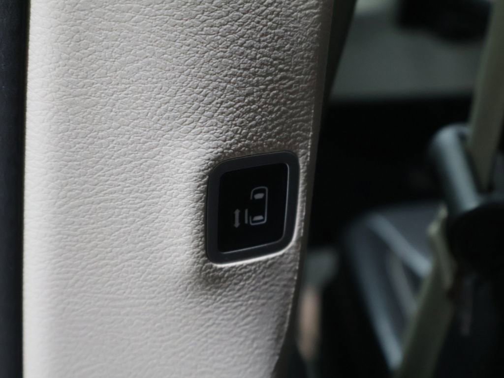 Used 2023 Chrysler Pacifica Touring-L image 19