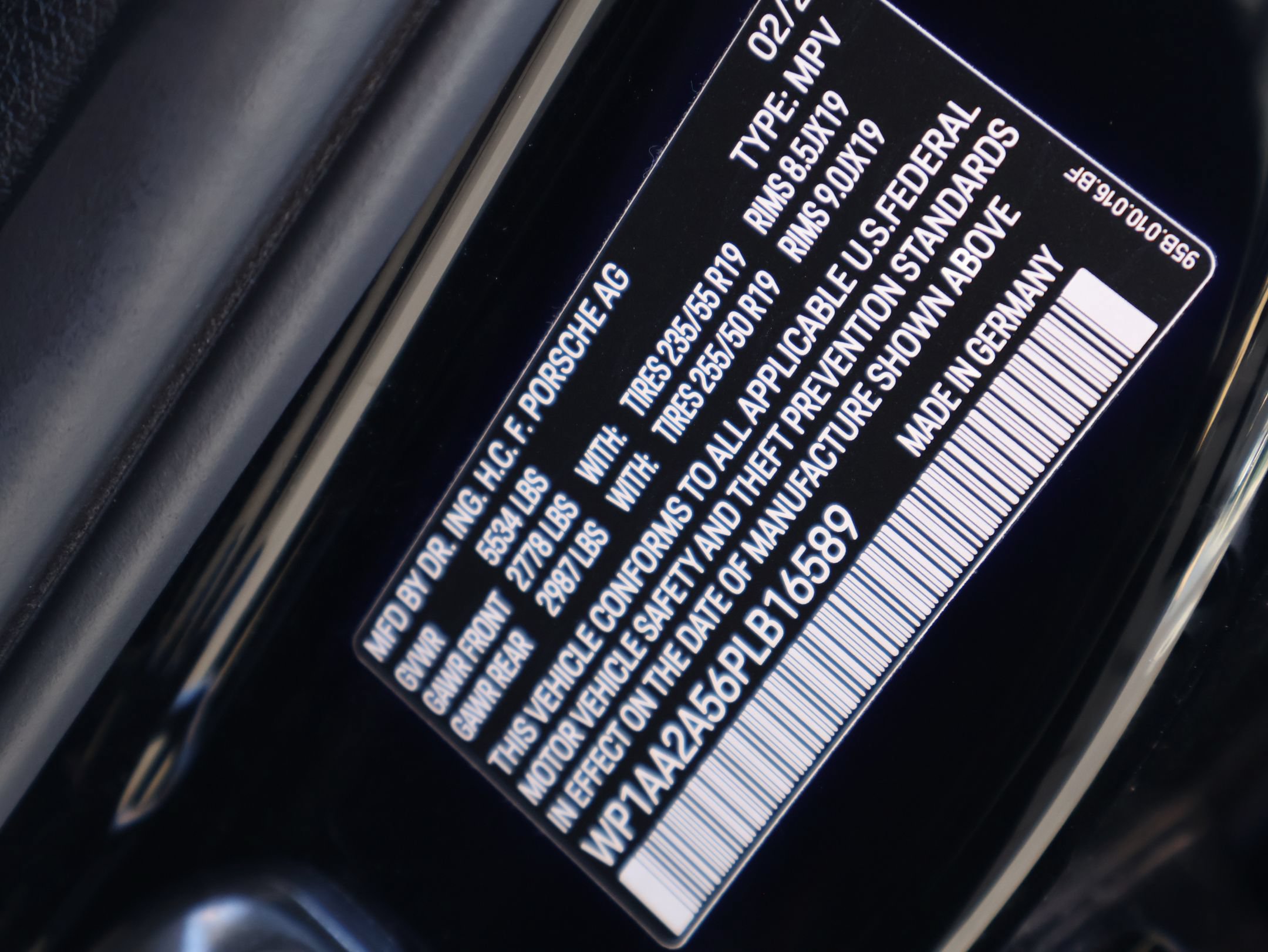 Certified 2023 Porsche Macan AWD/4WD image 34