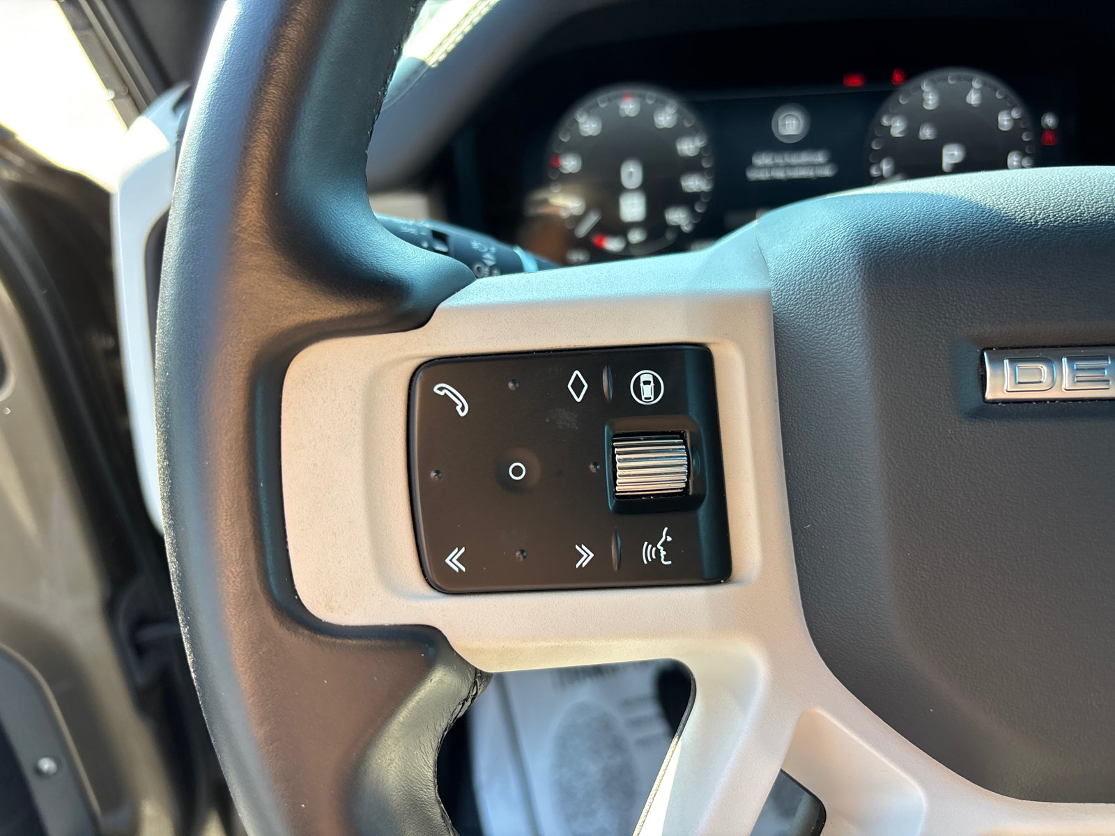 Used 2025 Land Rover Defender 110 X-Dynamic SE AWD/4WD image 16
