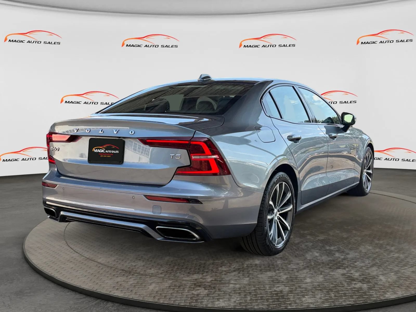 Used 2021 Volvo S60 T5 Momentum w/ Premium Package FWD image 10