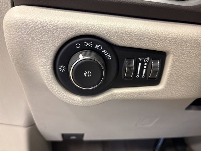 Used 2019 Chrysler Pacifica Touring-L FWD image 27