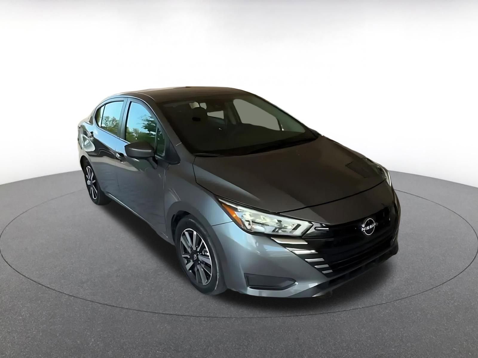 Used 2025 Nissan Versa SV image 3