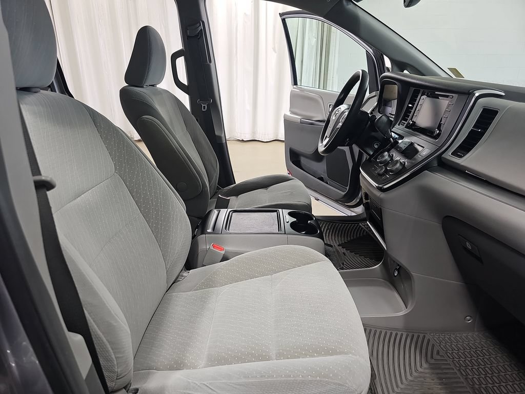 Used 2018 Toyota Sienna LE w/ Carpet Mat Package FWD image 13