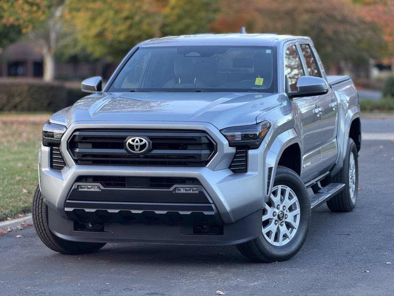 Used 2025 Toyota Tacoma SR5 AWD/4WD image 1